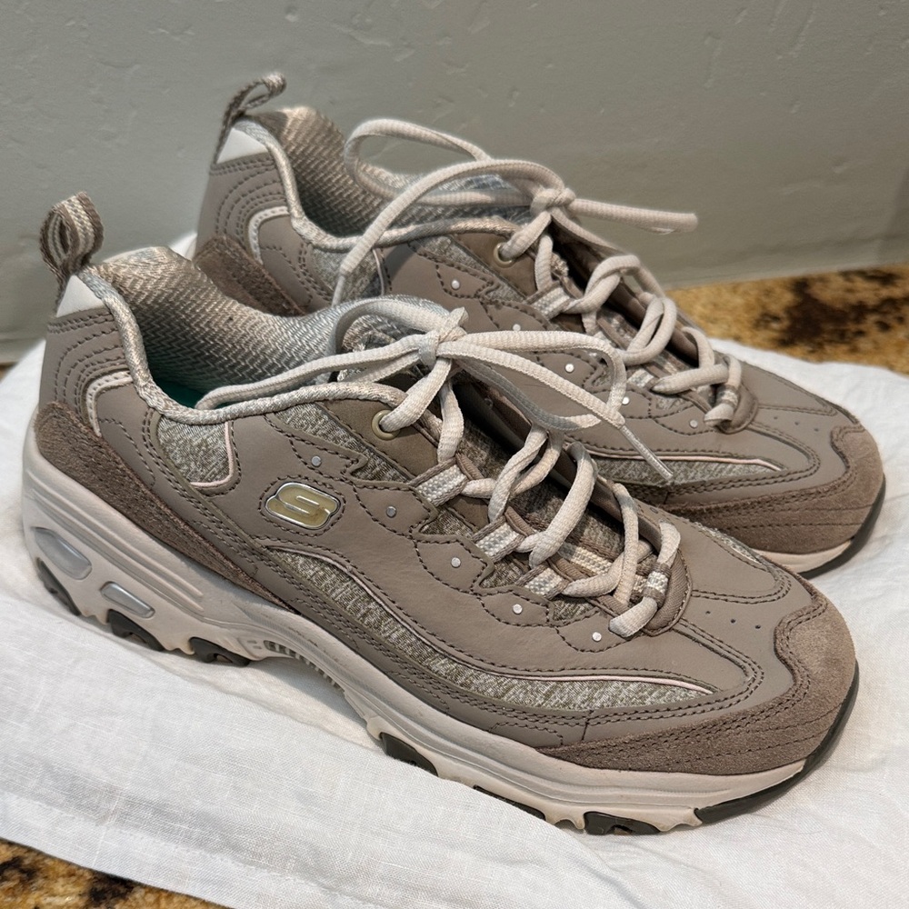 Skechers D’Lites Air-Cooled Memory Foam Gray Lace-Up Ladies Cushioned Sneakers
